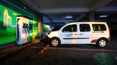 CHISINAU, MOLDOVA - 3 Kasım 2021: Renault Kangoo ile elektrikli araba şarj istasyonunda park