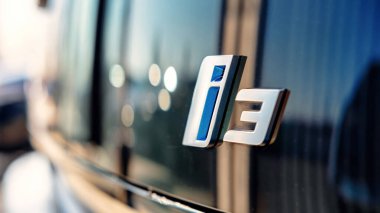 CHISINAU, MOLDOVA - 3 Kasım 2021: BMW i3 logosu, arka ve yakın görüş