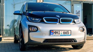 CHISINAU, MOLDOVA - 3 Kasım 2021: BMW i3, ön manzara