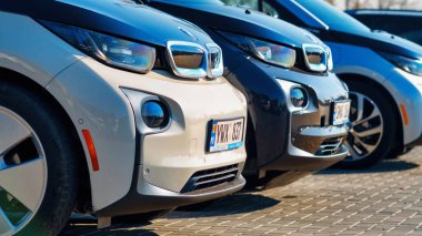 CHISINAU, MOLDOVA - 3 Kasım 2021: birden fazla park edilmiş BMW i3