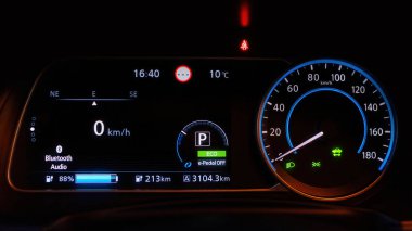 CHISINAU, MOLDOVA - 12 Kasım 2021: Elektrik Nissan Yaprağı iç mekan, gösterge paneli