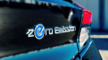 CHISINAU, MOLDOVA - 12 Kasım 2021: Elektrik Nissan Yaprak Sıfır emisyon yazıları, dikiz görüşü