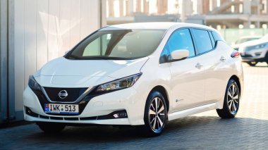 CHISINAU, MOLDOVA - 12 Kasım 2021: Park halindeki beyaz Nissan Yaprağı 'nın dışı