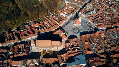 Romanya 'nın Brasov kentindeki Konsey Meydanı' nın insansız hava aracı görüntüsü. Eski şehir merkezi İlçe Tarih Müzesi ve Siyahi Kilise, konut binaları