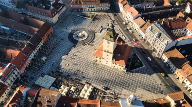 Romanya 'nın Brasov kentindeki Konsey Meydanı' nın insansız hava aracı görüntüsü. Eski şehir merkezi İlçe Tarih Müzesi, binalar, insanlar