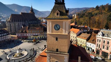 Romanya 'nın Brasov kentindeki Konsey Meydanı' nın insansız hava aracı görüntüsü. Eski şehir merkezi İlçe Tarih Müzesi, binalar, insanlar