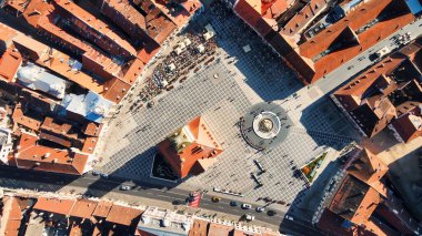 Romanya 'nın Brasov kentindeki Konsey Meydanı' nın insansız hava aracı görüntüsü. Eski şehir merkezi İlçe Tarih Müzesi, binalar, insanlar