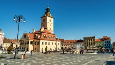 BRASOV, ROMANIA - 31 Ekim 2021: Konsey Meydanı. Eski şehir merkezi İlçe Tarih Müzesi, binalar, insanlar