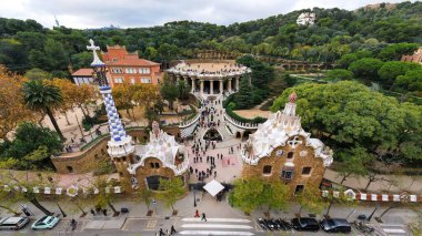 İspanya, Barcelona 'nın hava aracı panoramik görüntüsü. Turistlerle Park Guell, bir sürü yeşillik.
