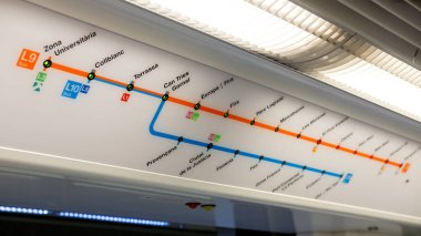 BARCELONA, SPAIN, NOVEMBER, 2021: Metro trenin içindeki metro hatlarının haritası