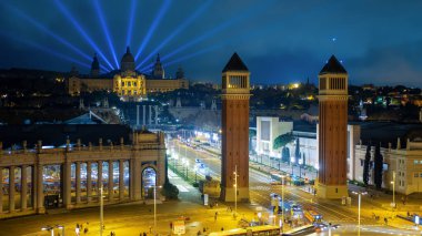 Geceleri Ulusal Saray ve Venedik kuleleri, Barselona, İspanya 'da hareket halindeki arabalar, gece lambaları.
