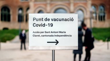 İspanya, Barselona 'daki aşılama noktasının yönlerini gösteren gönderi