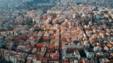 Barcelona, İspanya 'nın hava aracı görüntüsü. Birden fazla konut binası olan bloklar, yeşillik ve arabalı sokaklar