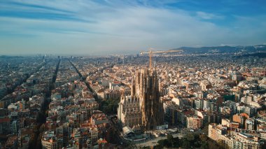 Barcelona, İspanya 'nın hava aracı görüntüsü. Birden fazla apartmanı ve Sagrada Ailesi olan bloklar