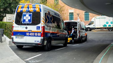 BARCELONA, İspanya - Kasım 2021: Yoldaki Ambulanslar