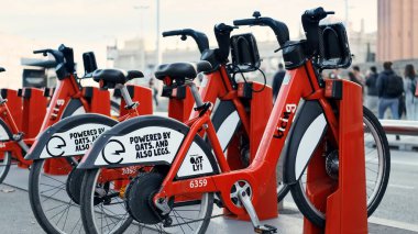 BARCELONA, İSPAN - Kasım 2021: Sokağa park edilmiş bisikletler