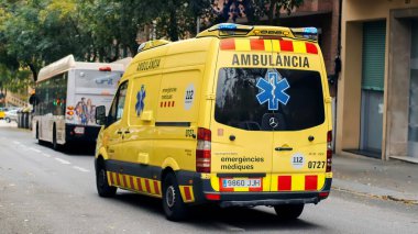 BARCELONA, İSPA - Kasım 2021: Ambulans yolda