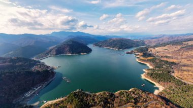 Romanya 'daki Bicaz Gölü' nün panoramik hava aracı görüntüsü. Karpat Dağları, yemyeşil ormanlarla kaplı tepeler