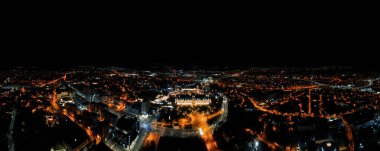 Romanya 'nın başkenti İasi' nin hava aracı panoramik görüntüsü. Yollar ve binalar aydınlık, Kültür Sarayı