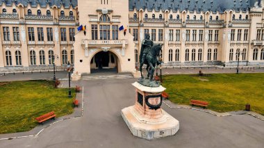 Şehir merkezindeki Kültür Sarayı 'nın insansız hava aracı görüntüsü. Önünde Büyük Stephen heykeli olan meydan, millet.