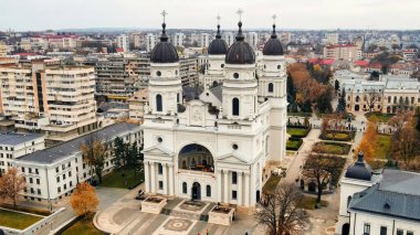 Romanya 'nın Iasi kentindeki Metropolitan Katedrali' nin insansız hava aracı görüntüsü. Etrafında binalar, sararmış ağaçlar...