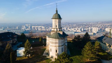 Romanya 'nın Iasi kentindeki Cetatuia Manastırı' nın insansız hava aracı görüntüsü. Ana kilise, iç mahkeme ve binalar, arka planda şehir.