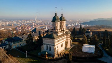 Romanya 'nın Iasi kentindeki Cetatuia Manastırı' nın insansız hava aracı görüntüsü. Ana kilise, iç mahkeme ve binalar, arka planda şehir.