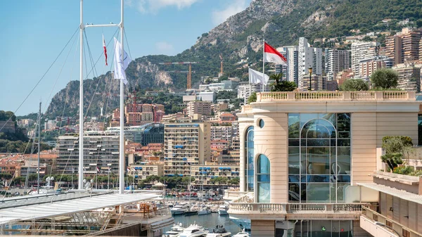モナコの街の風景 係留ヨット 複数の建物 丘と海港 — ストック写真