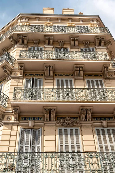 Жилое Здание Выполнено Традиционном Стиле Каннах Франция Вертикальный Выстрел — стоковое фото