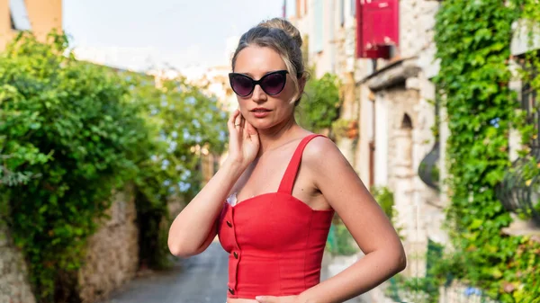 Donna Caucasica Occhiali Sole Posa Una Strada Stretta Antibes Francia — Foto Stock