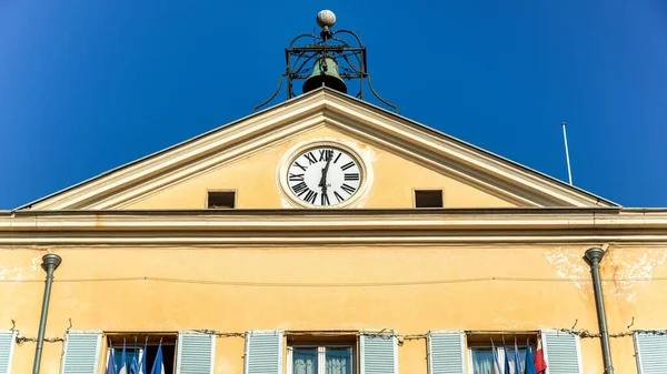 Vista Del Ayuntamiento Antibes Con Relojes Campana Techo Francia — Foto de Stock