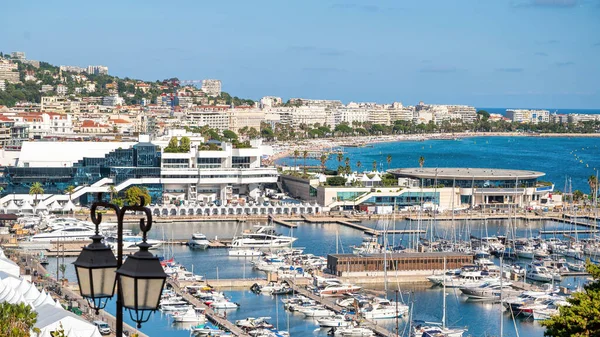 フランス カンヌの海港の眺め 係留ヨット 近代的な建物 緑地中海 — ストック写真