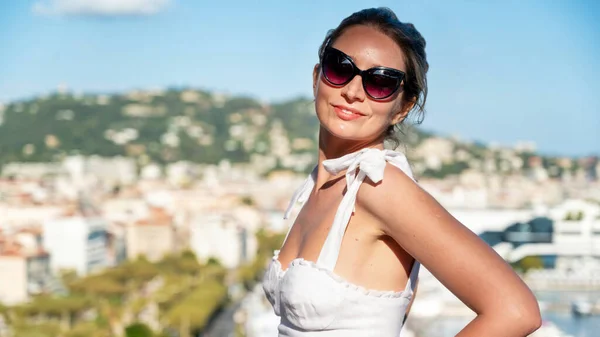 Donna Caucasica Sorridente Occhiali Sole Posa Con Vista Cannes Sullo — Foto Stock