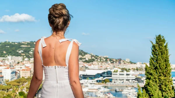 Donna Caucasica Posa Con Vista Cannes Sullo Sfondo Francia — Foto Stock