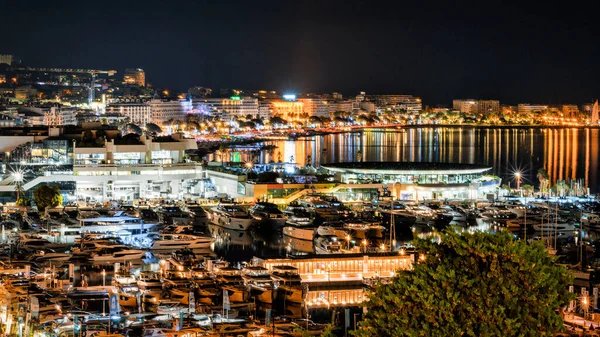 Uitzicht Cannes Frankrijk Nachts Gebouwen Nachtlampjes Aangemeerde Jachten — Stockfoto