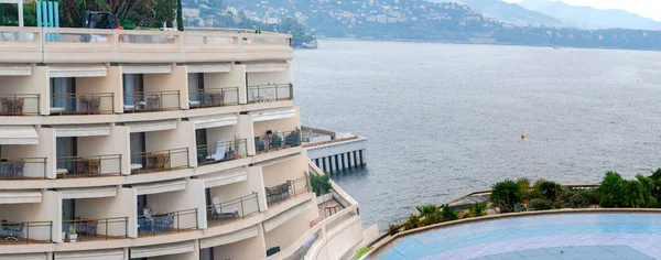 Kilátás Egy Szálloda Erkéllyel Monaco Földközi Tenger Háttérben — Stock Fotó
