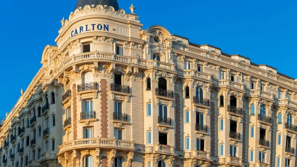 Πρόσοψη Ξενοδοχείου Carlton Στις Κάννες Ηλιοβασίλεμα Γαλλία — Φωτογραφία Αρχείου
