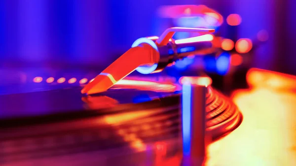 Ein Funktionierender Plattenspieler Mit Rotierender Schallplatte Neonblaue Und Rote Beleuchtung — Stockfoto