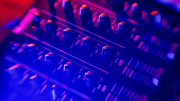 ネオンレッドと青の照明の周りのオーディオミキシングコンソール — ストック写真