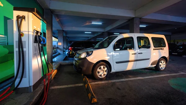 Arabalı park yeri ve elektrikli araba şarj istasyonu.