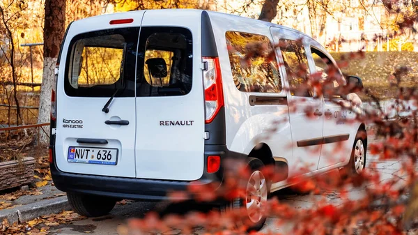 Chisinau Moldova November 2021 Geparkeerde Elektrische Renault Kangoo Straat Met — Stockfoto
