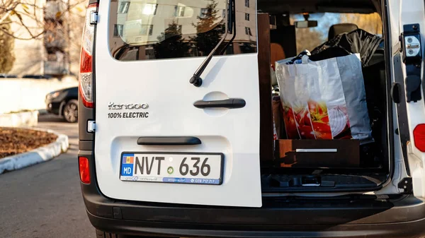 Chisinau Moldova November 2021 Parkoló Elektromos Renault Kangoo Utcán Nyitott — Stock Fotó