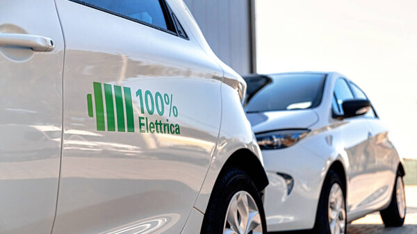 КИШИНЕВ, МОЛДОВА - 3 ноября 2021 года: Припаркованный электрический Renault ZOE со 100% электрической надписью на нем