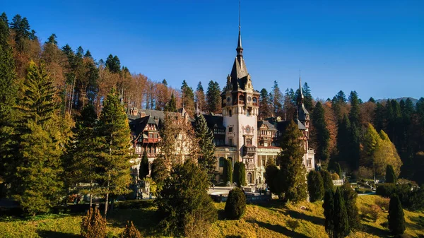 Veduta Aerea Drone Del Castello Peles Romania Castello Con Giardini — Foto Stock