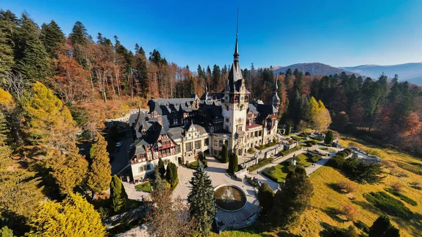 Veduta Aerea Drone Del Castello Peles Romania Castello Con Giardini — Foto Stock