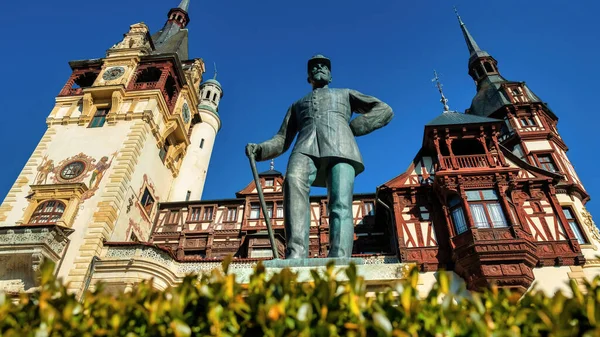 Статуя Короля Кэрол Замке Пелес Румынии Замок Заднем Плане — стоковое фото