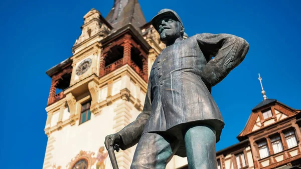 Posąg Króla Karola Zamku Peles Rumunii Zamek Tle — Zdjęcie stockowe