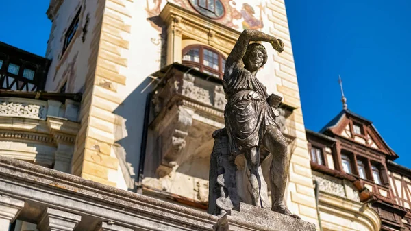 Скульптура Замке Пелеш Румынии Замок Заднем Плане — стоковое фото