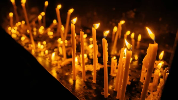 Πολλαπλά Αναμμένα Κεριά Ένα Μνημείο — Φωτογραφία Αρχείου