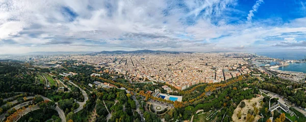 Повітряний Дрон Панорамний Вид Барселони Іспанія Кілька Будинків Зелень — стокове фото